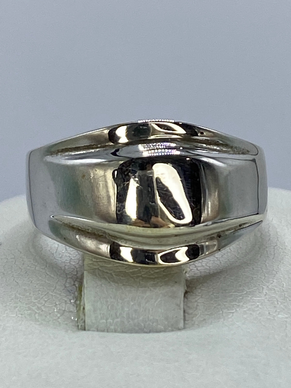 Anillo de plata cartoneado con volumen 3D en talla 9, vista frontal