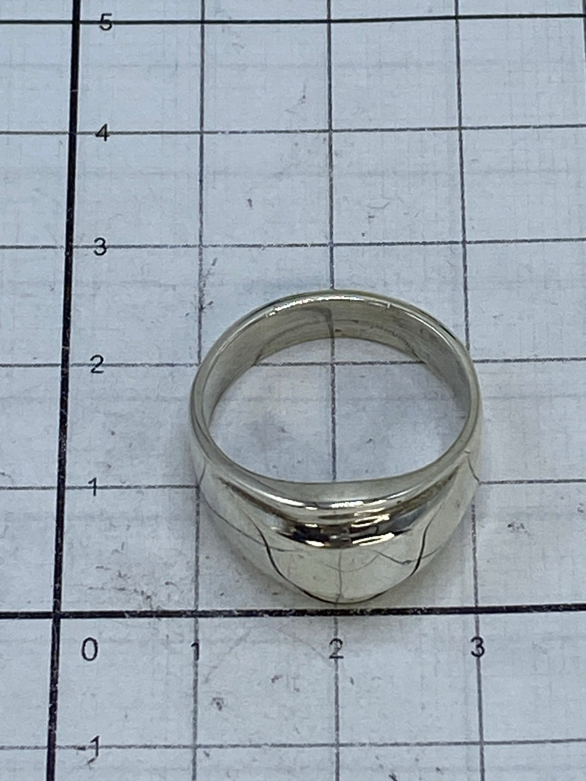 Anillo puesto en mano mostrando el brillo y la presencia del cartoneado