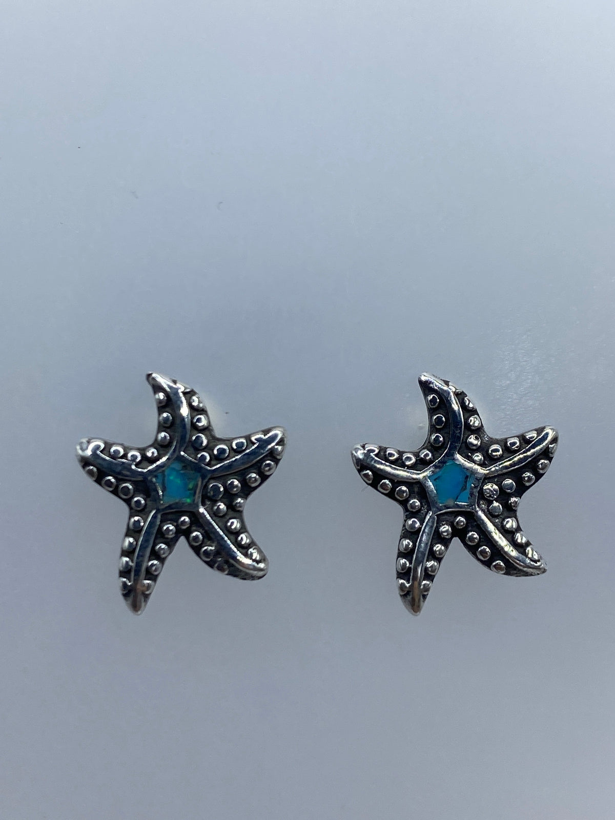 Aretes de estrella de mar en plata 925 con ópalo de fuego azul, vista frontal