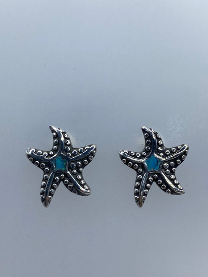Aretes de estrella de mar en plata 925 con ópalo de fuego azul, vista frontal