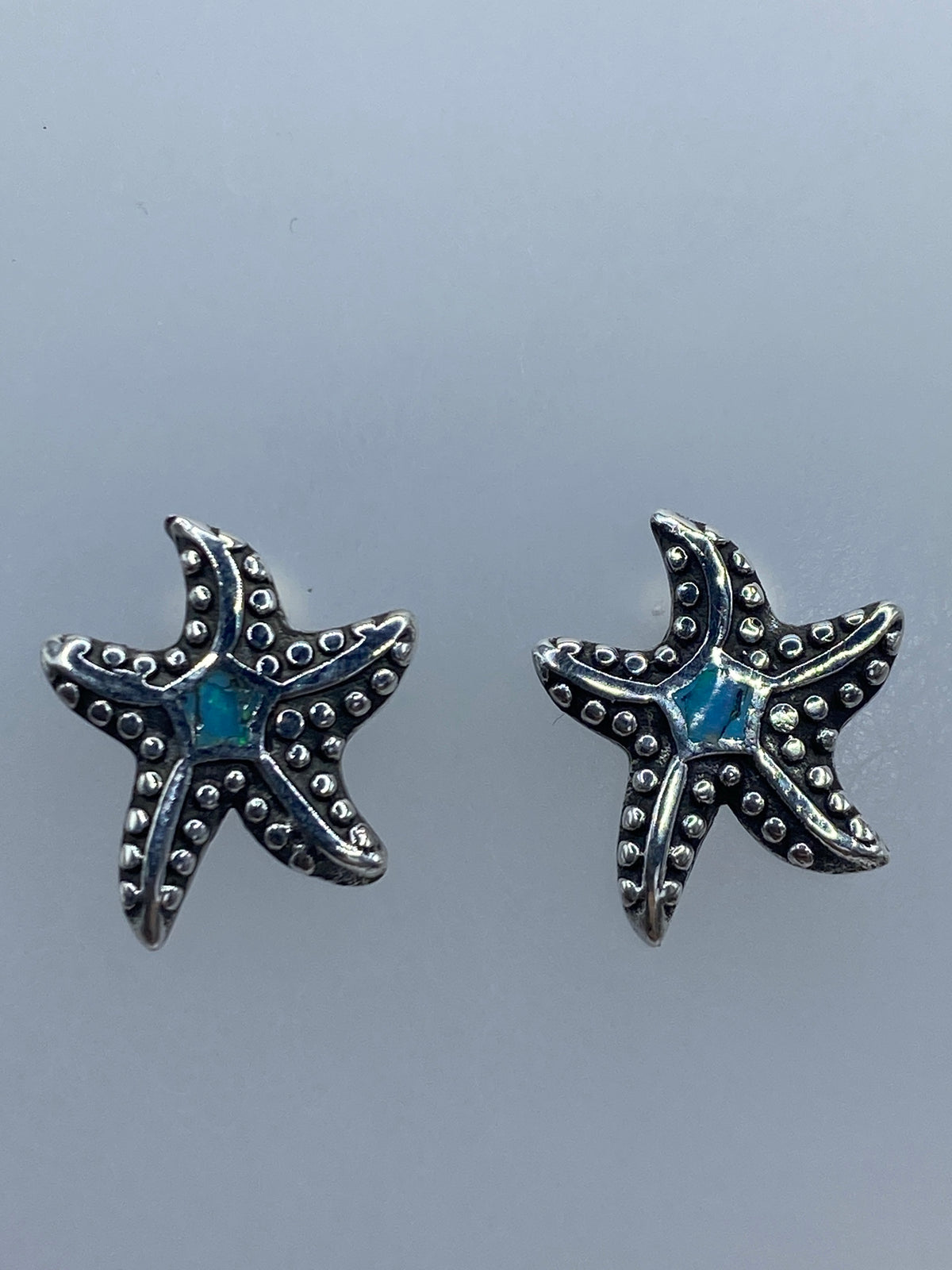 Aretes de estrella de mar medidos con regla: 1.5 cm de largo