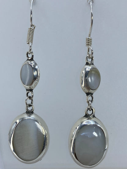 Detalle del engaste a mano de la perla blanca en plata 925