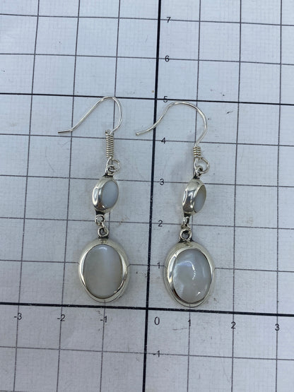 Aretes sobre fondo blanco con marca de Quinto 925 visible