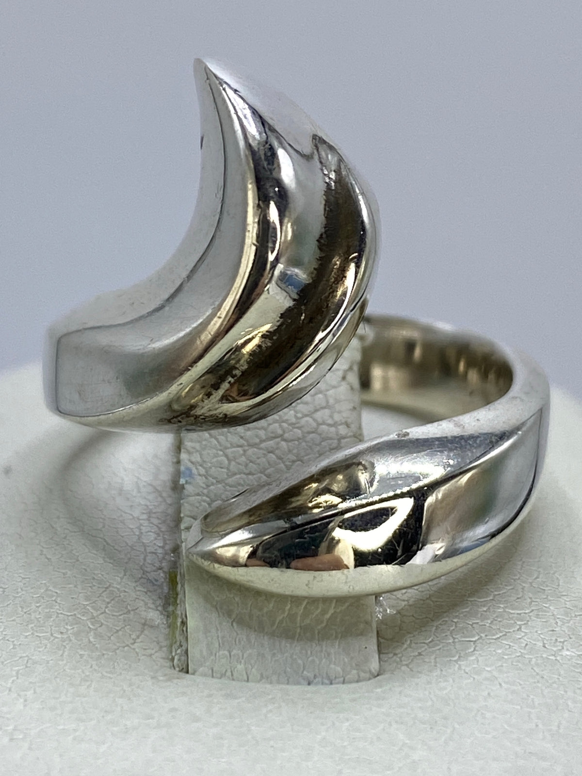 Anillo de plata cartoneado 925 en talla 8 sobre fondo blanco