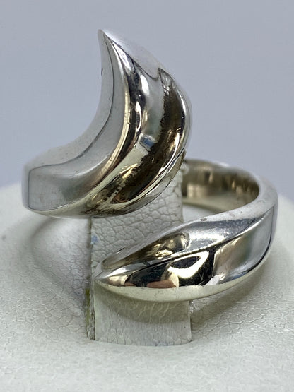 Anillo de plata cartoneado 925 en talla 8 sobre fondo blanco