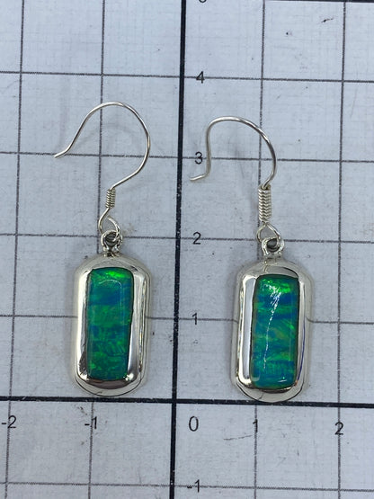 Aretes sobre fondo blanco con la marca del Quinto 925 visible