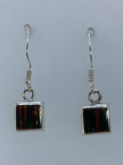 Aretes de ópalo de fuego multicolor con destellos de rojo, naranja y verde en plata 925