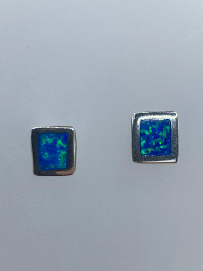 Aretes con cierre de mariposa, mostrando el perfil lateral de la piedra