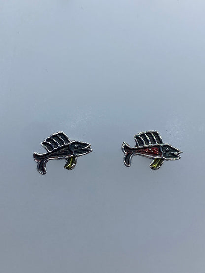 Par de aretes de plata repujada con forma de pez vela en miniatura