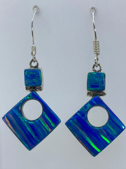Par de aretes de plata con ópalo de fuego verde olivo, vistos de frente