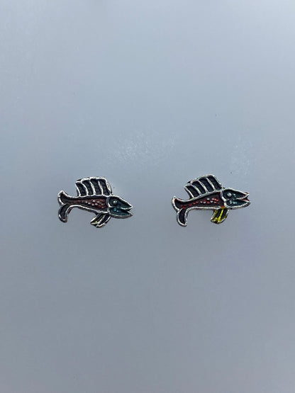 Par de aretes de plata repujada minimalista, vistos de frente en la palma de una mano