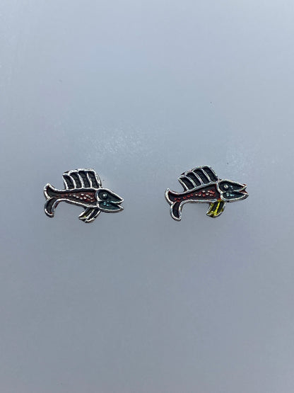 Aretes puestos en oreja, demostrando su tamaño pequeño y elegante