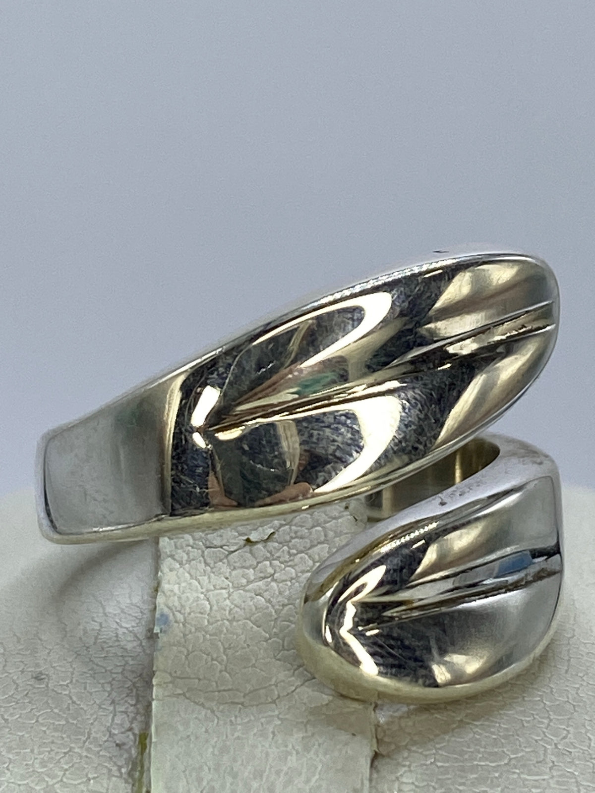Anillo de plata 925 cartoneado de Taxco, detalle lateral mostrando la técnica de aire