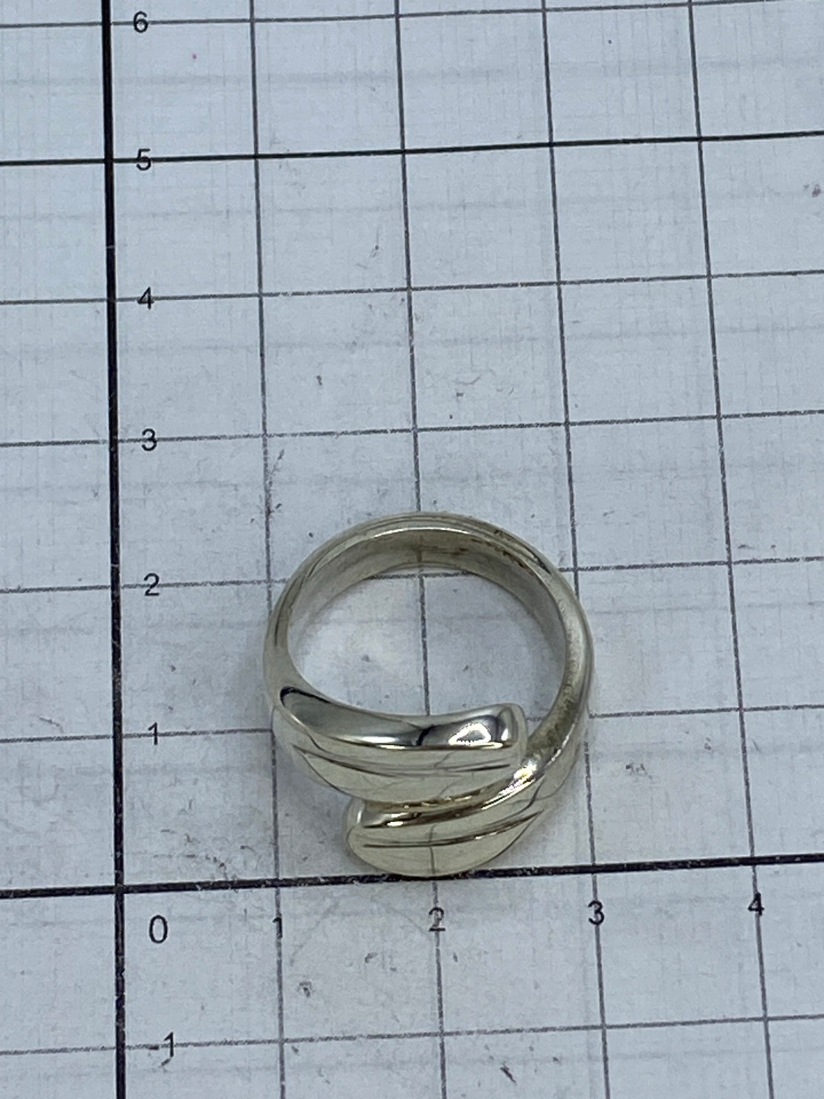 Anillo de plata cartoneado con Quinto 925 visible en la banda interior