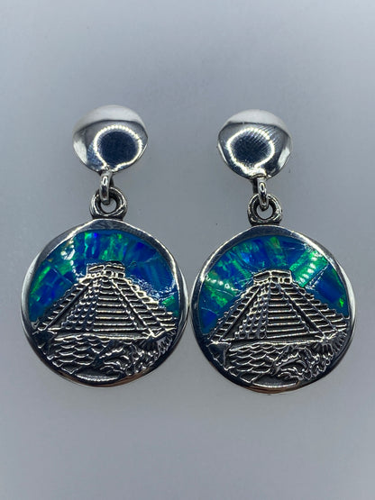 Aretes de plata con Calendario Azteca y ópalo de fuego azul, frente a frente