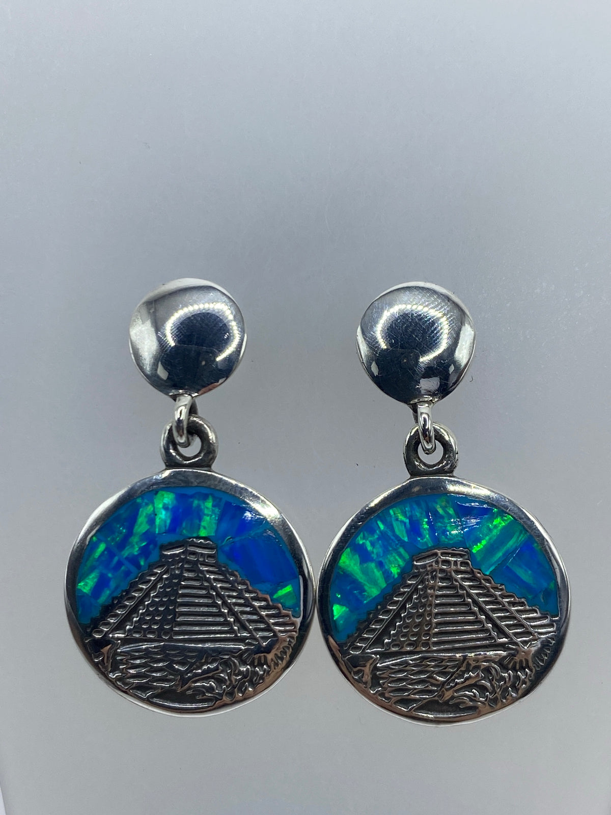 Detalle del ópalo de fuego azul engastado en la pirámide azteca de plata