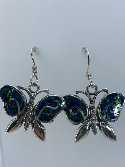 Aretes sobre regla métrica mostrando 3.3 cm de largo