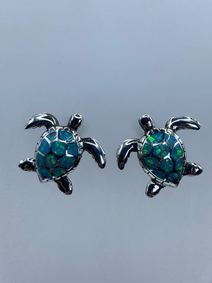 Par de aretes de tortuga en plata 950 con ópalo de fuego azul cielo, engastado a mano