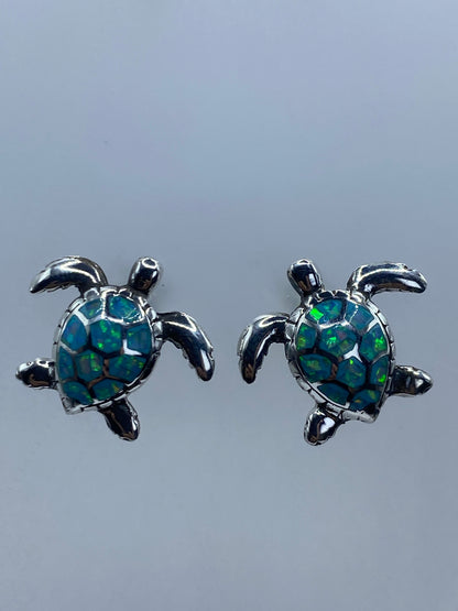 Detalle del engaste a mano del ópalo en el caparazón de la tortuga