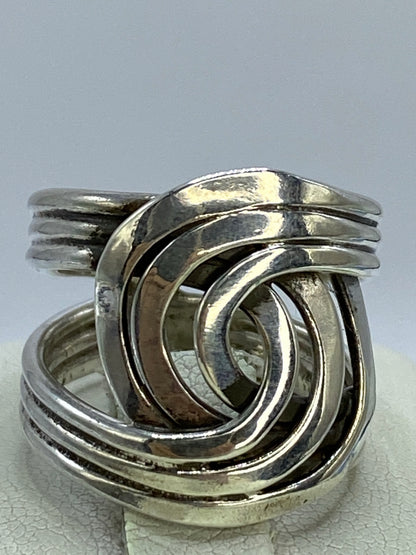 Detalle lateral del anillo de calado en plata pulida