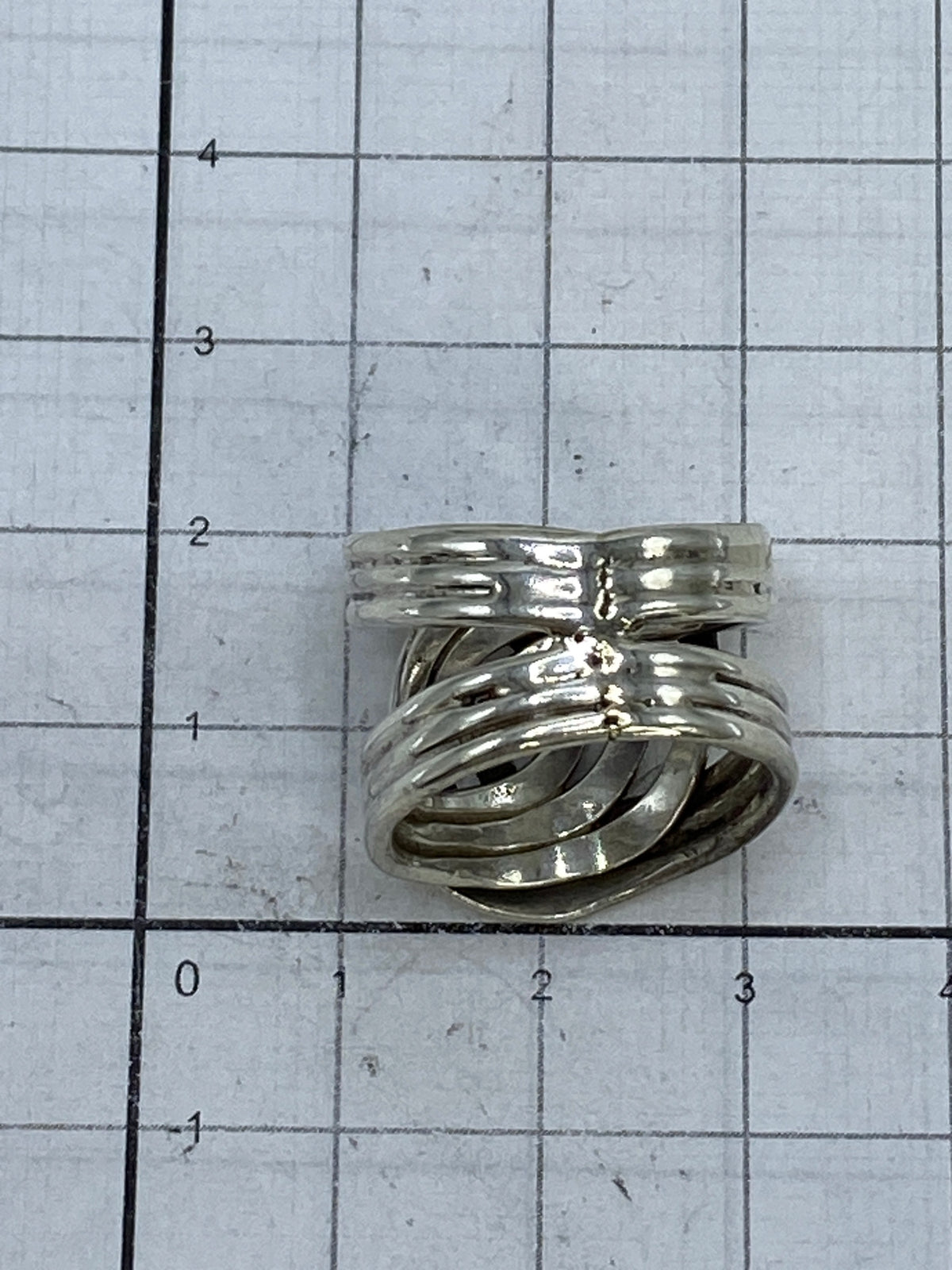 Anillo sobre fondo blanco con el Quinto 925 visible