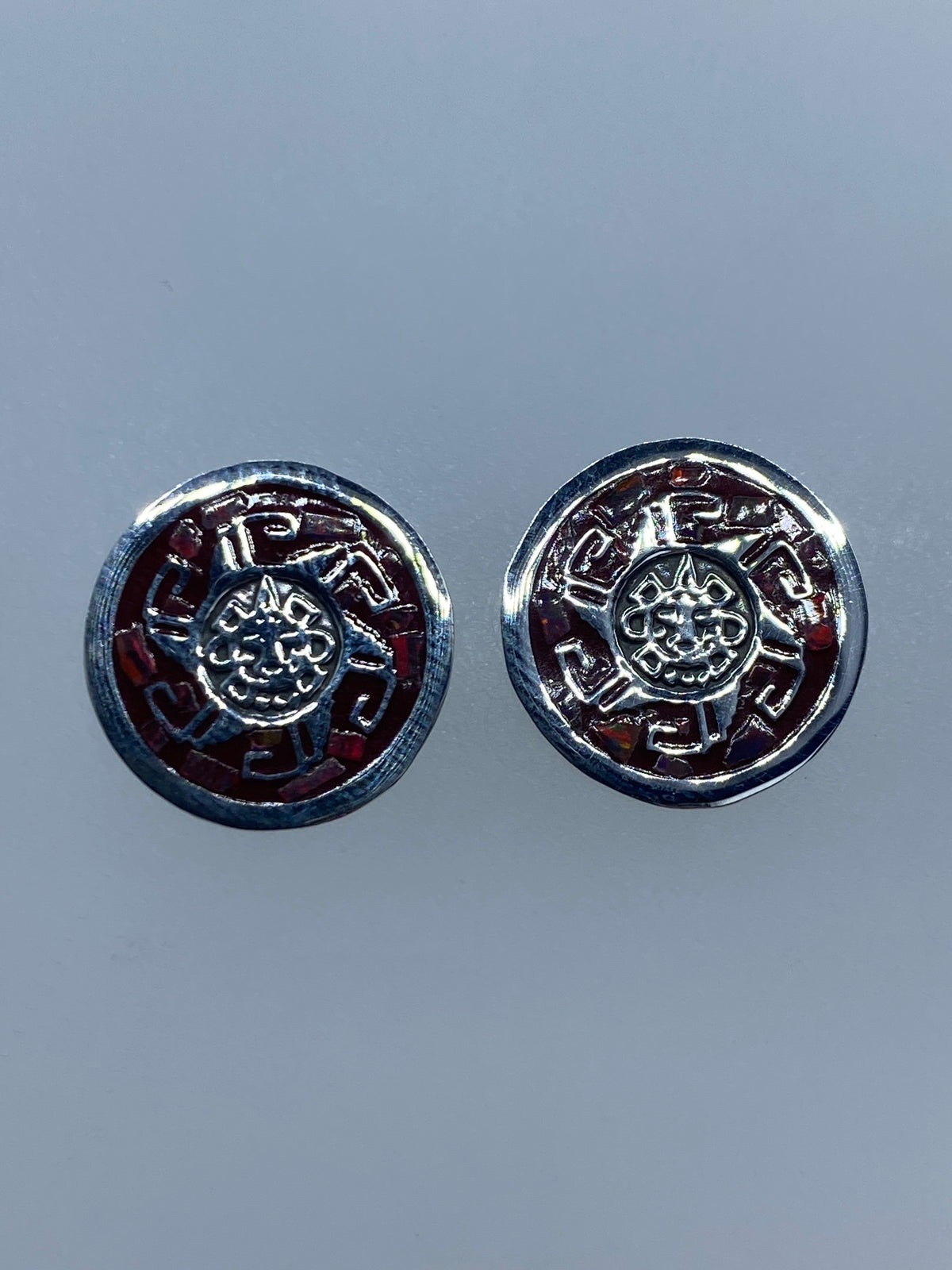Par de aretes de plata con ópalo de fuego rojo engastado, medidas 1.4 × 1.4 cm