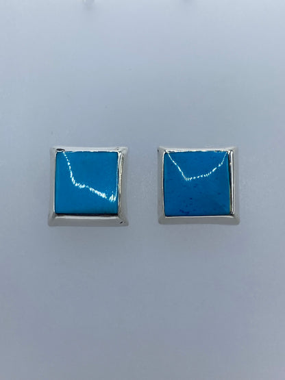 Detalle de un arete mostrando la incrustación de turquesa en plata 925