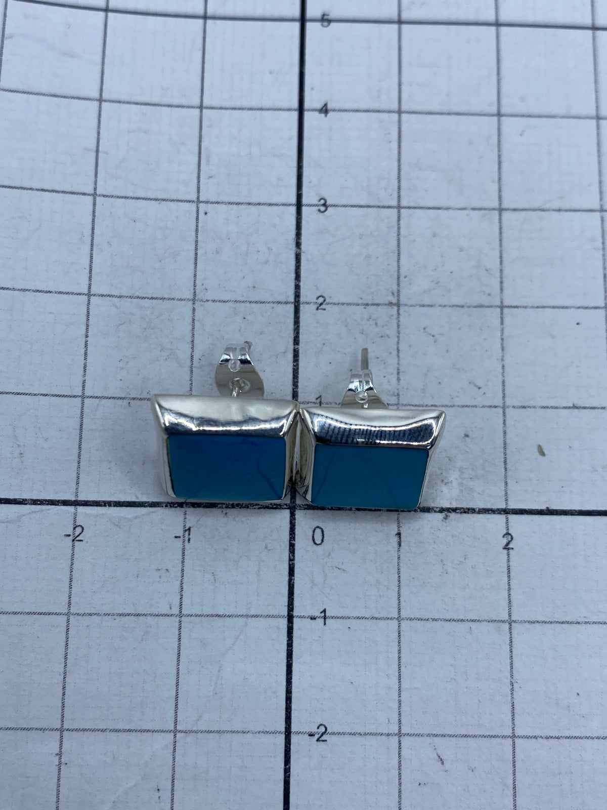 Aretes en plata de Taxco con piedra azul, vistos en luz natural