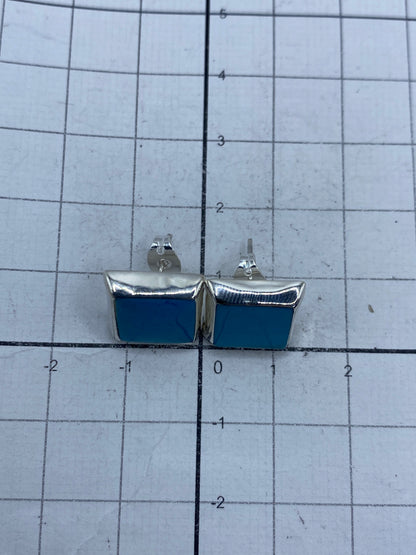 Aretes en plata de Taxco con piedra azul, vistos en luz natural