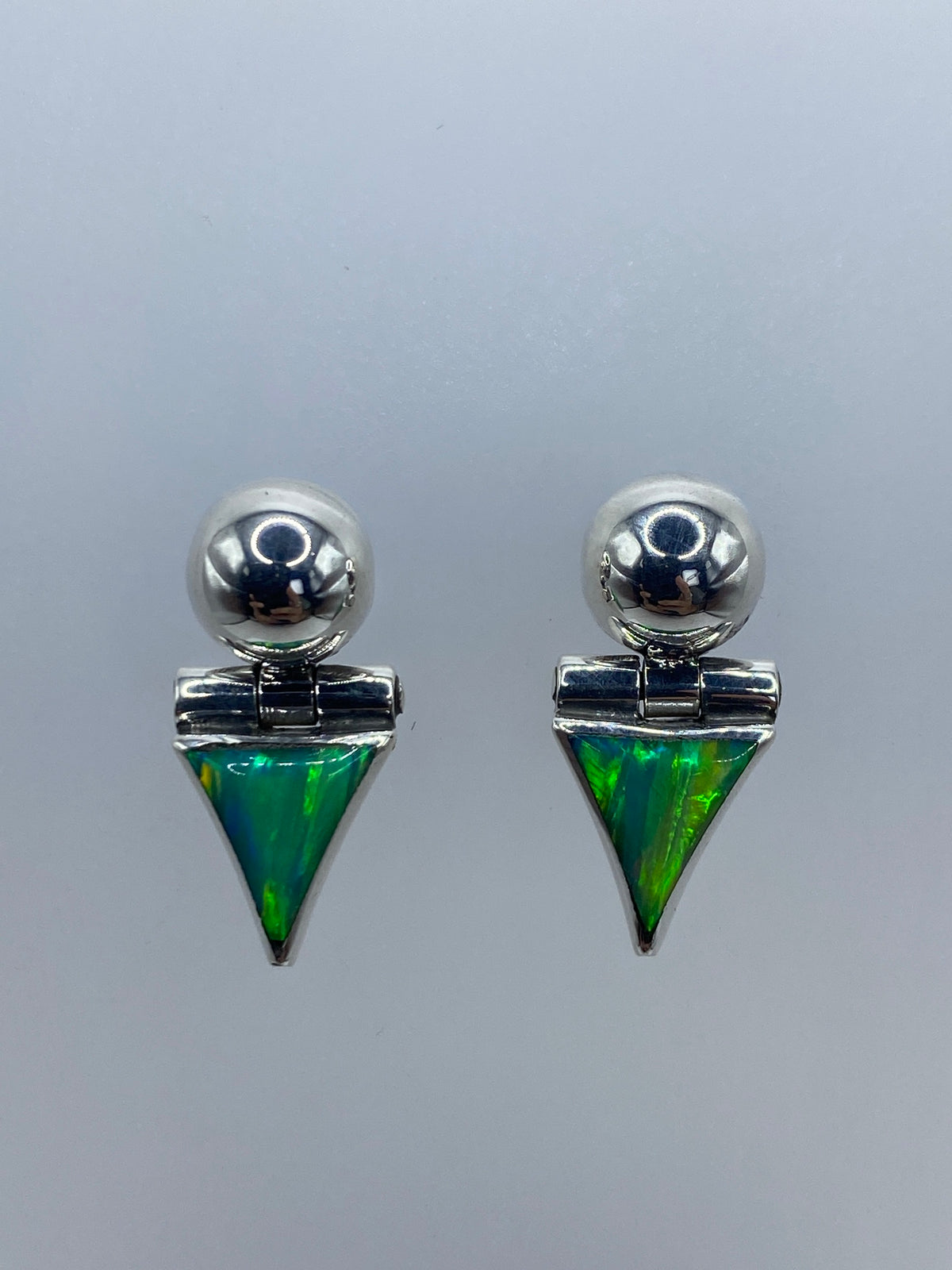Par de aretes de plata con ópalo de fuego verde engastado, diseño de gota geométrica