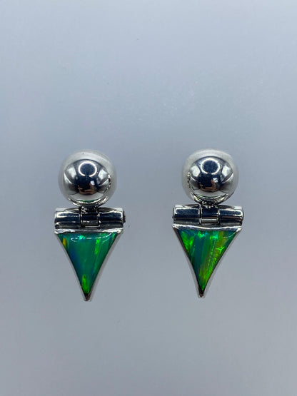 Par de aretes de plata con ópalo de fuego verde engastado, diseño de gota geométrica
