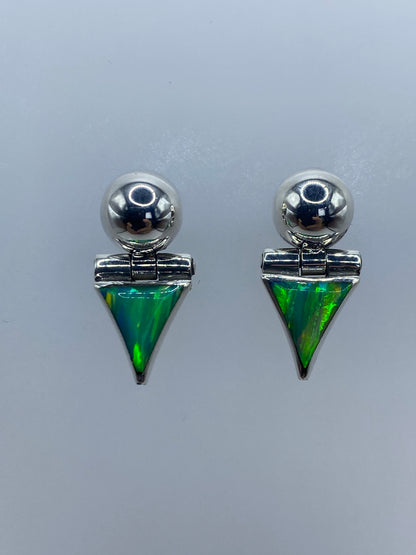 Aretes de plata 950 con ópalo verde brillante, vista frontal detallada