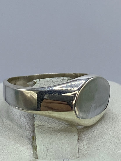 Vista frontal del anillo de plata 925 con diseño en relieve