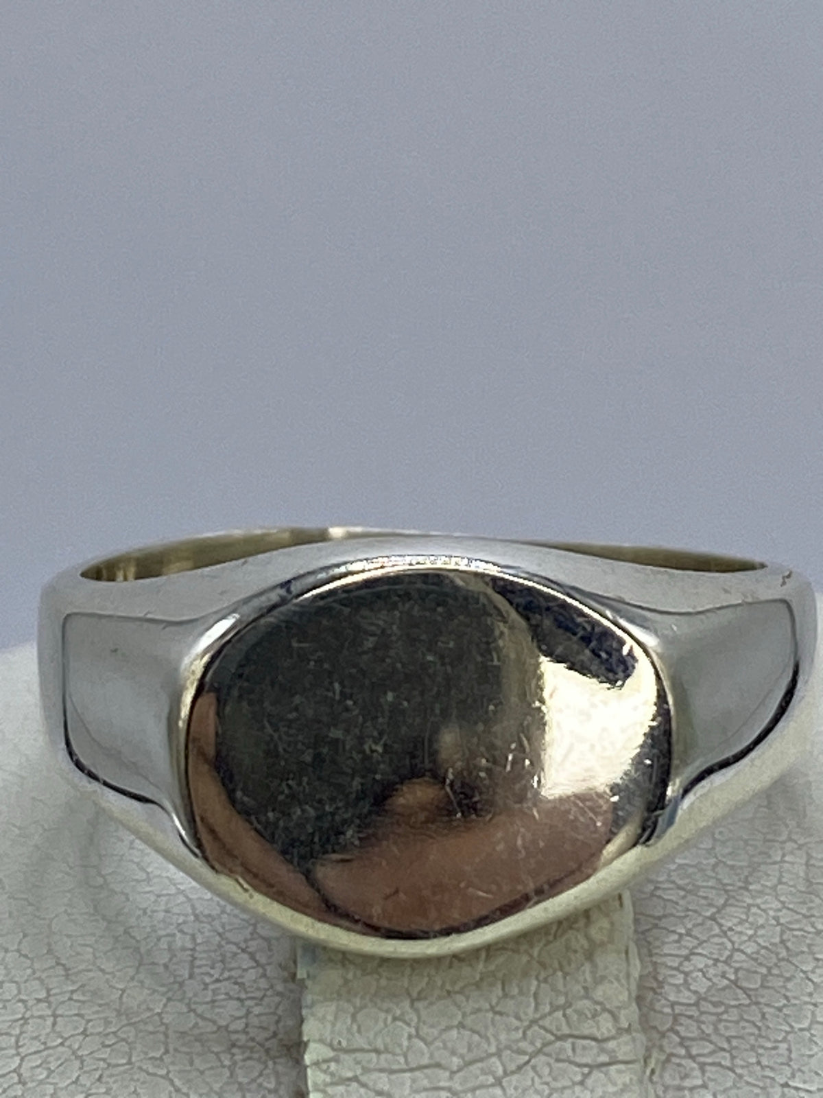 Detalle lateral del anillo repujado, mostrando el acabado pulido