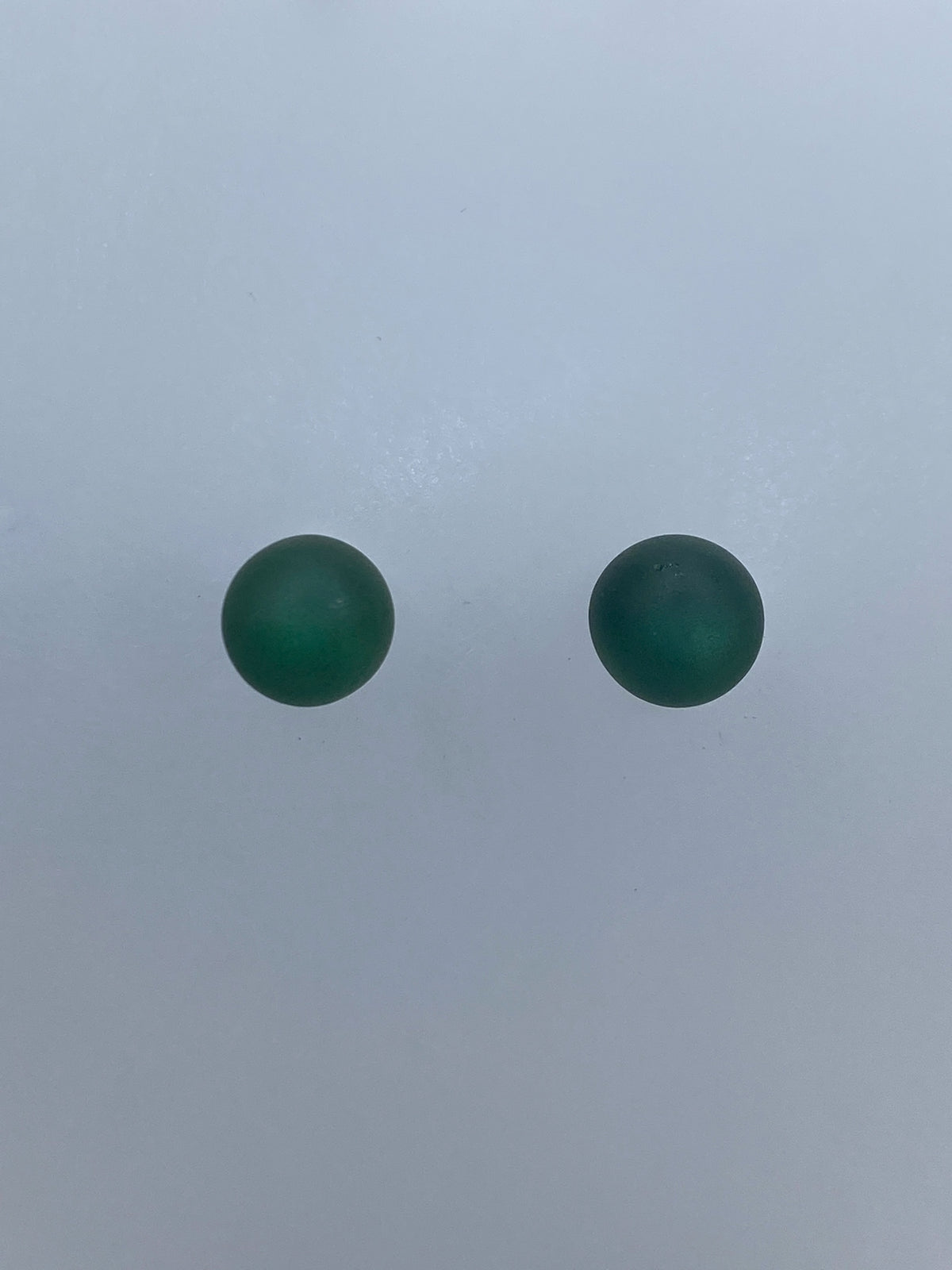 Par de aretes de plata 925 con esfera azul, vista frontal