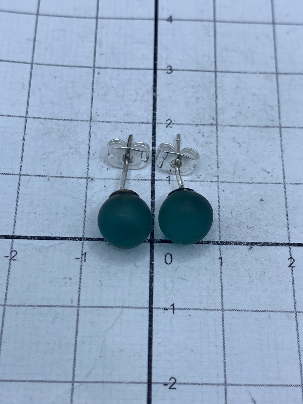Detalle de la piedra azul pulida en los aretes de Taxco