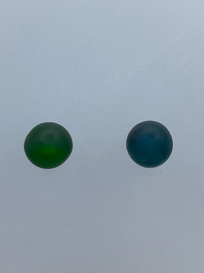 Aretes colocados en oreja, luciendo su tamaño discreto de 1.9 cm