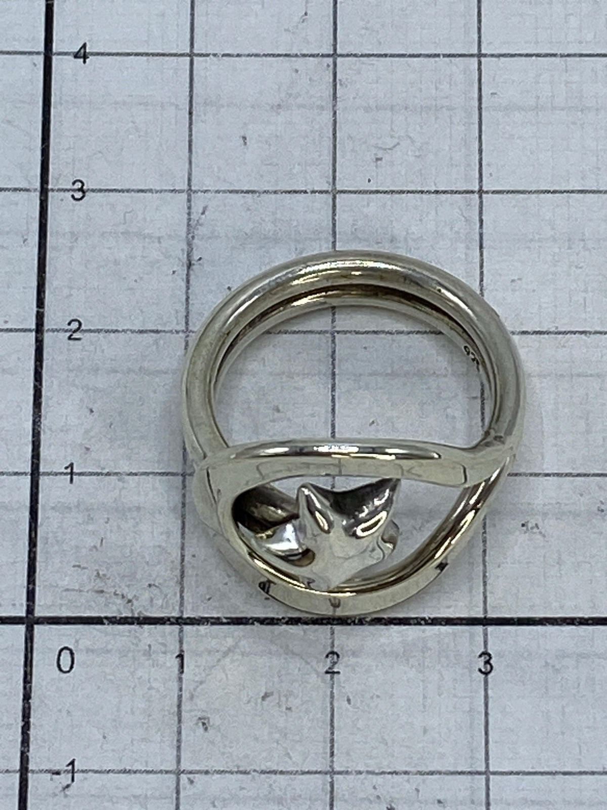 Anillo puesto en dedo, mostrando cómo la estrella calada refleja la luz