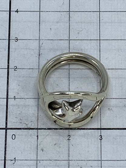Anillo puesto en dedo, mostrando cómo la estrella calada refleja la luz