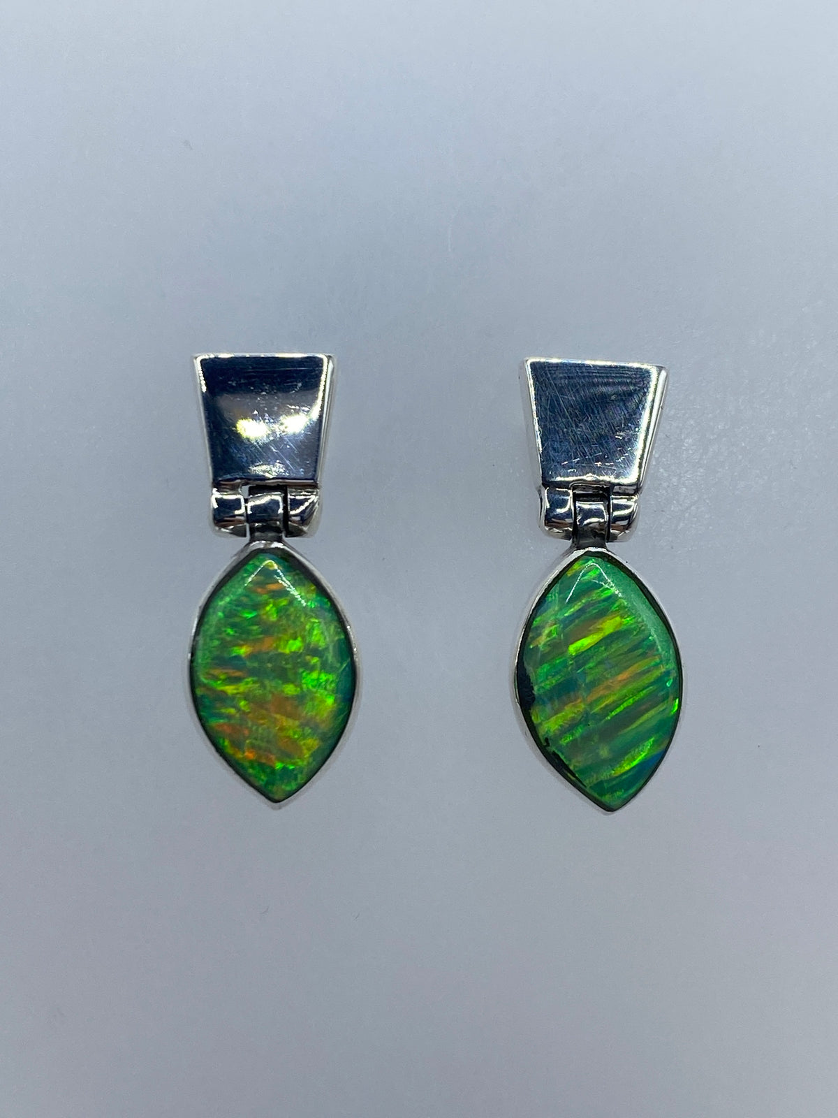 Par de aretes de plata con ópalo de fuego verde brillante