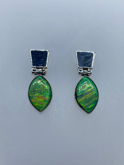 Aretes vistos de frente mostrando el tamaño de 2.2 cm y el detalle del engaste