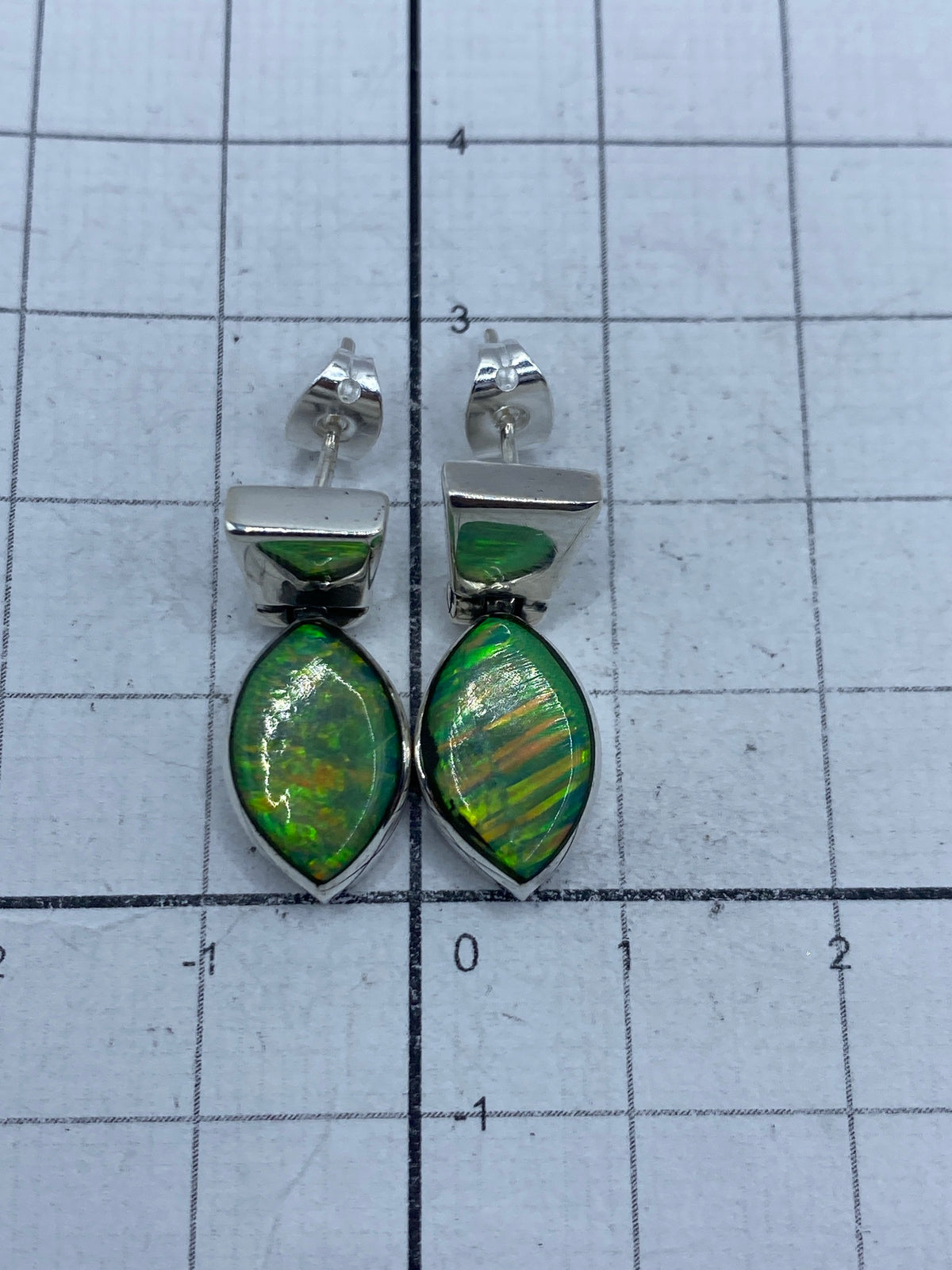Reverso de los aretes mostrando el Quinto de plata 950