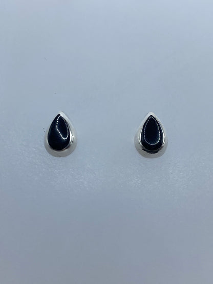 Detalle del engaste a mano del ónix negro en plata 925