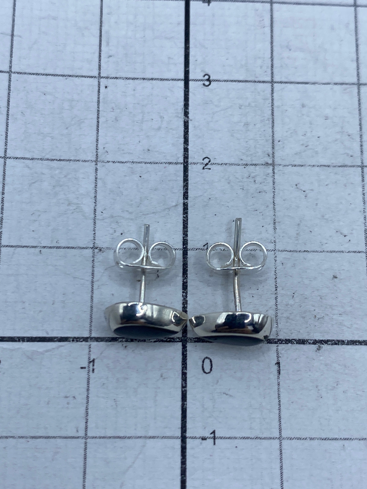 Aretes en la oreja mostrando tamaño real y elegancia compacta