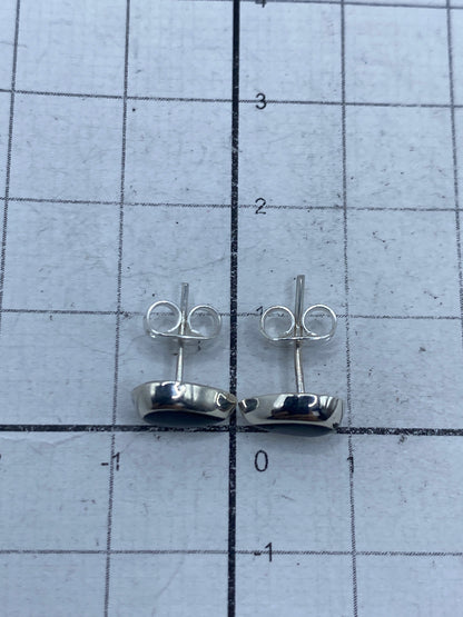 Aretes en la oreja mostrando tamaño real y elegancia compacta