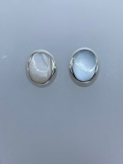Aretes de plata con incrustación de madre perla, vista lateral en ángulo