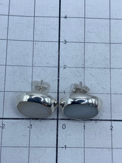 Aretes sobre superficie gris, con medidas en centímetros para referencia de tamaño