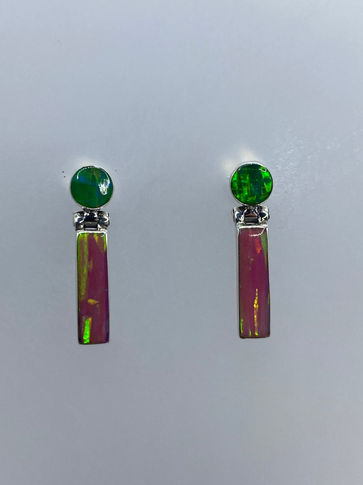 Par de aretes de plata 950 con ópalo de fuego multicolor — vista frontal