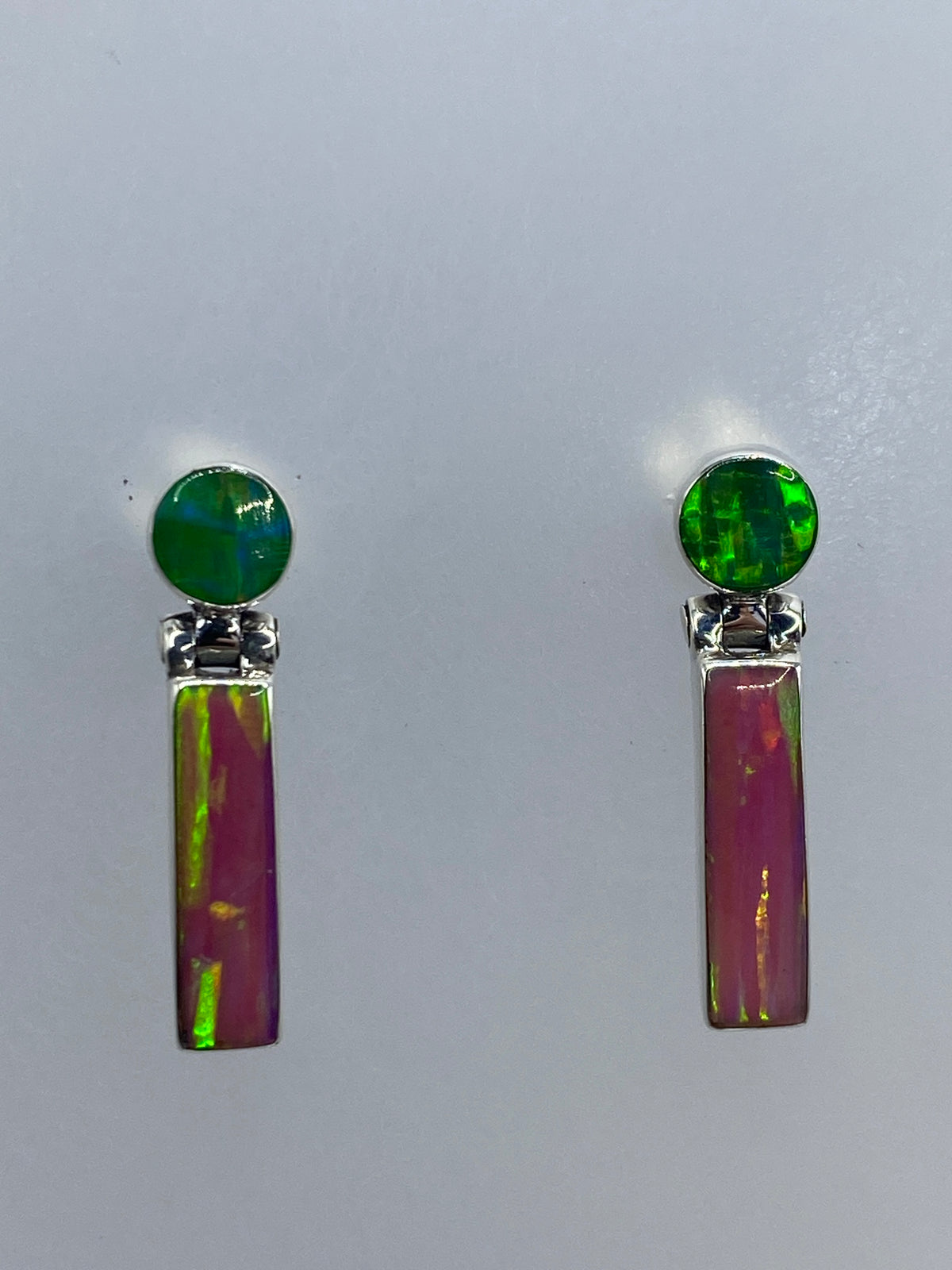 Aretes sobre una regla mostrando 1.9 cm de largo