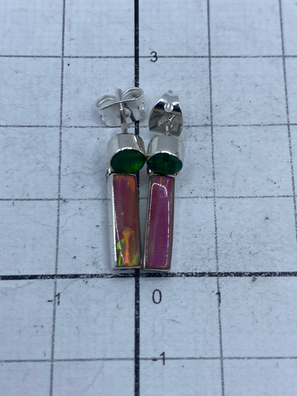 Aretes de ópalo con el hallmark 950 visible en el cierre